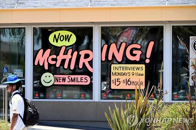 채용 안내문 인 미국 캘리포니아주 맥도날드 매장 [AFP 연합뉴스 자료사진. 재판매 및 DB 금지]