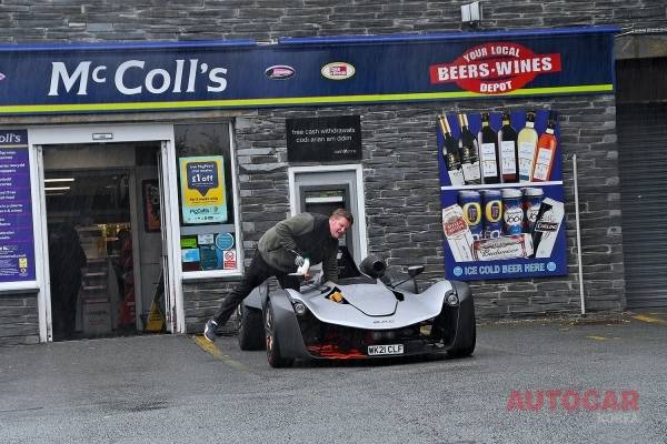 타이트한 공간. 맷, 그렇다고 성질을 낼 필요는 없지 않나?