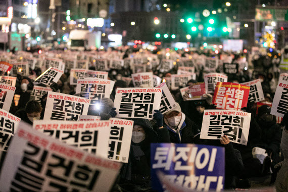 지난달 17일 오후 서울 중구 태평로 일대에서 열린 ‘김건희 특검·윤석열 퇴진 제19차 촛불대행진’에서 참가자들이 구호를 외치는 모습. (사진=뉴스1)