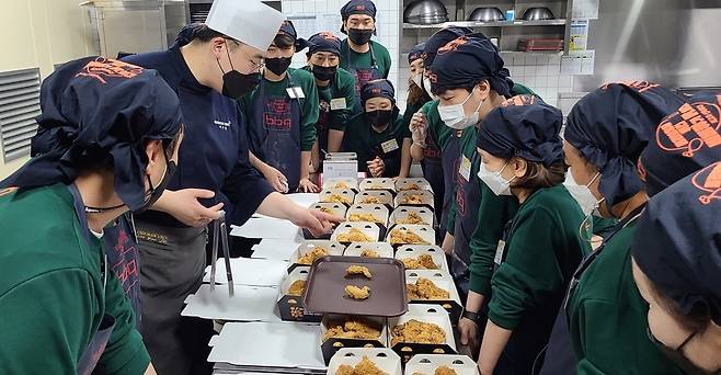 경기도 이천에 위치한 BBQ 치킨대학에서 강사와 예비 창업자들이 수업에 집중하는 모습.(제너시스BBQ 제공)