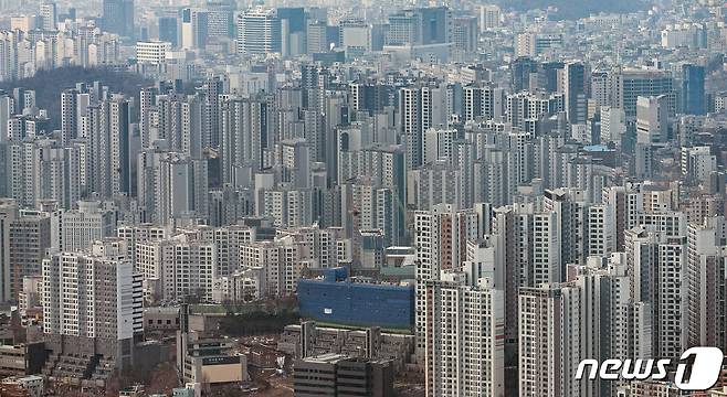 5일 서울 중구 남산에서 바라본 도심의 아파트 단지. 2023.1.5/뉴스1 ⓒ News1 이승배 기자