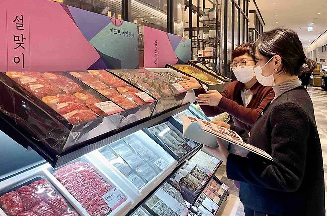 신세계백화점에서 소비자들이 설 선물세트를 살펴보고 있다.(신세계백화점 제공)