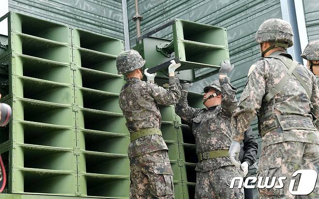 서부전선 백마부대 소초 장병들이 1일 경기도 파주시 민간인 통제구역내 설치되어 있는 고정형 대북 확성기를 철거하고 있다. 2018.5.1/뉴스1 ⓒ News1 사진공동취재단