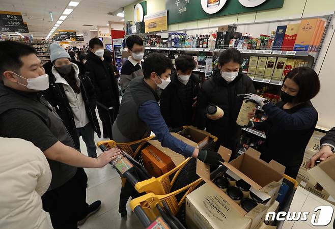 6일 서울 이마트 용산점에서 시민들이 매장 개장 시간에 맞춰 위스키를 구매하고 있다. 이마트는 오는 7일까지 발베니, 맥켈란을 비롯해 2022년 인기 위스키 7종 할인 행사를 진행한다. 2023.1.6/뉴스1 ⓒ News1 신웅수 기자