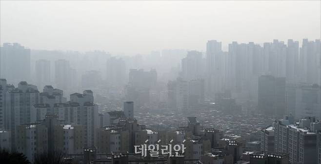 연중 가장 춥다는 절기 '소한'인 6일 오후 서울 강북구 북서울꿈의숲 전망대에서 강추위 대신 미세먼지로 인해 뿌옇게 변한 서울 하늘이 관측되고 있다. ⓒ 데일리안 홍금표 기자