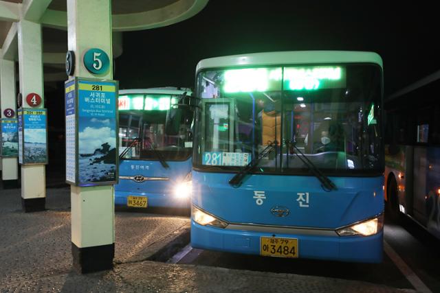 제주버스터미널에서 한라산 성판악으로 가는 281번 버스. 성판악까지는 제주국제공항에서는 181번, 제주버스터미널에서 181, 281번 버스를 이용한다. ⓒ박준규