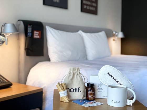 글래드 호텔이 준비한 ‘꿀잠’ 패키지 키트. [사진 각 브랜드]