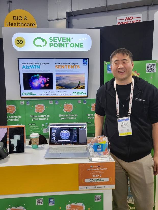음성 질의응답과 인공지능(AI)을 활용해 뇌 건강 모니터링 솔루션을 제공하는 세븐포인트원. CES 2023에 참석한 이현준 대표가 기념사진을 찍고 있다.  /라스베이거스=남정민 기자