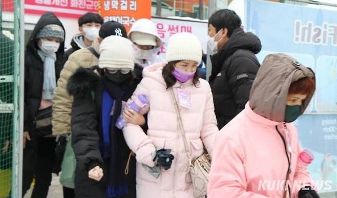 축제장을 찾는 외국인 관광객들