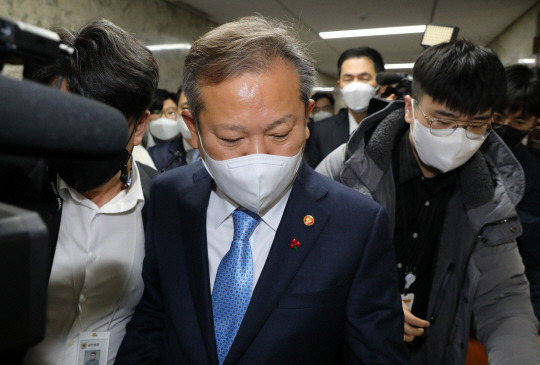 이상민 행정안전부 장관이 이태원 참사 국정조사 청문회가 정회된 후 이동하고 있다. 뉴시스.