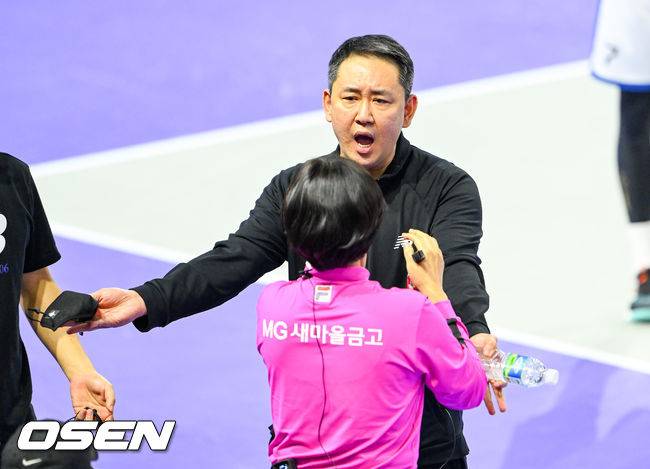 [OSEN=인천,박준형 기자]2세트 현대캐피탈 최태웅 감독이 비디오 판독 정정 판정에 항의하고 있다.   2023.01.07 / soul1014@osen.co.kr
