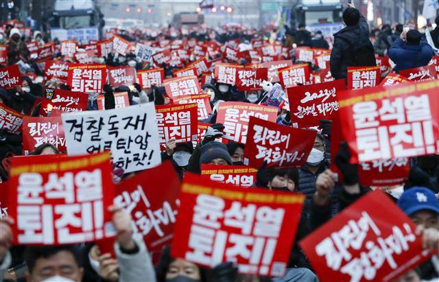 촛불승리전환행동(촛불행동) 등 진보단체 관계자들이 7일 오후 서울 중구 태평로일대에서 ‘윤석열 퇴진·김건희 특검 촛불대행진’ 집회를 열고 퇴진과 특검을 촉구하며 구호를 외치고 있다. 2023.1.7 뉴스1