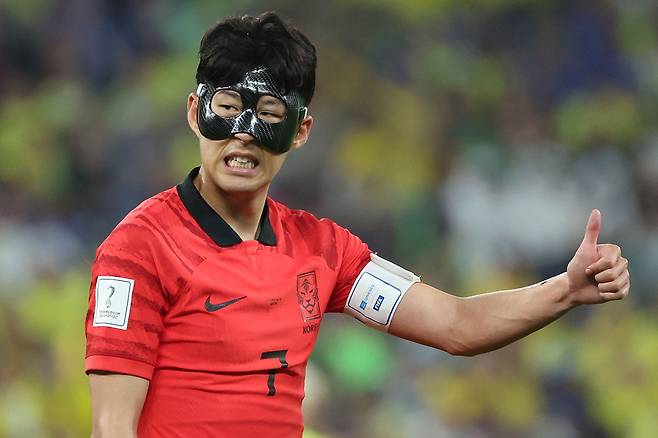 대한민국과 브라질의 경기에서 손흥민 선수가 동료 선수를 향해 엄지손가락을 들고 있다.ⓒ연합뉴스