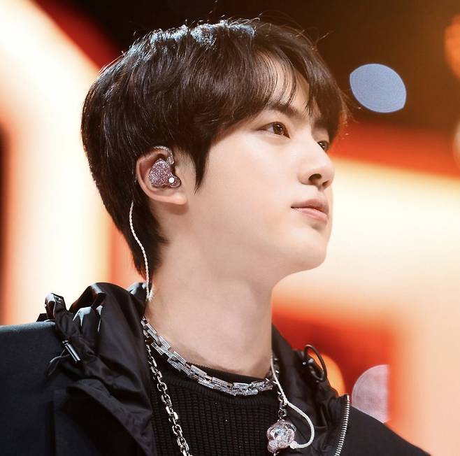 방탄소년단 진 '디 애스트로넛', 佛파리매치 선정 '2022 최고의 K팝송 톱10'