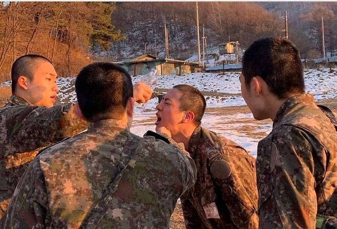 화생방 훈련 후 진의 모습 ['육군훈련소 대신 전해드립니다' 캡처. 재판매 및 DB 금지]