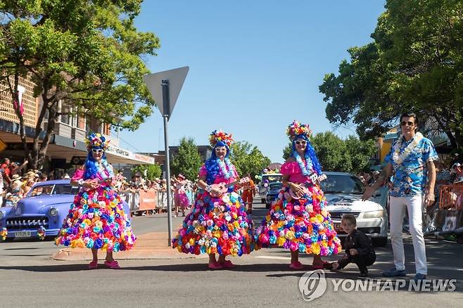 파크스 엘비스 축제 (파크스[호주] 로이터=연합뉴스) 7일(현지시간) 호주 파크스에서 열린 '파크스 엘비스 축제' 퍼레이드에서 참가자들이 엘비스 프레슬리 활동 시대의 복장을 하고 행진하고 있다. 2023.1.7. photo@yna.co.kr