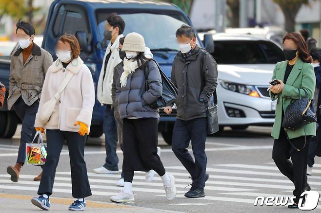 부산 동래구 동래역에서 두터운 옷차림의 시민들이 출근을 서두르고 있다. 2022.11.30/뉴스1 ⓒ News1