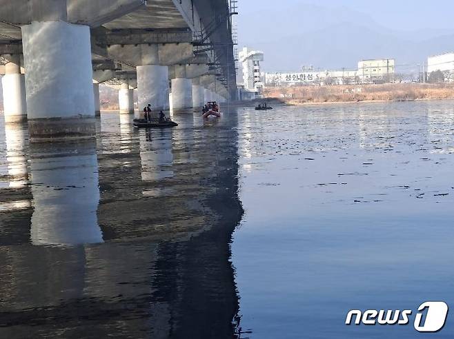 지난 2일 실종된 경산시청 공무원에 대한 수색작업을 벌이고 있는 소방당국.(경북소방본부 제공) 2023.1.8/뉴스1