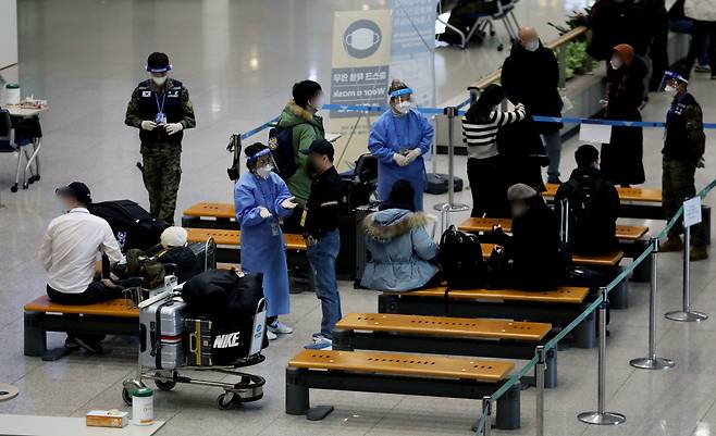 7일 인천국제공항 제1터미널에 도착한 중국발 여행객들이 코로나19 검체 검사를 받기 위해 대기하고 있다. / 뉴스1