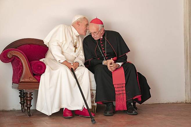 영화 ‘두 교황’(2019)의 한 장면. 앤서니 홉킨스(왼쪽)가 베네딕토 16세를, 조너선 프라이스가 프란치스코 교황을 연기한다. 출처 IMDB.