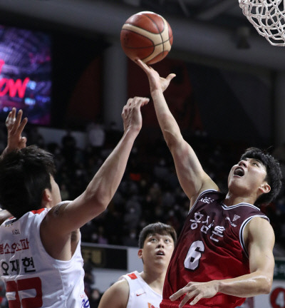 KGC 박지훈(오른쪽)이 8일 SK전에서 수비를 뚫고 레이업슛을 시도하고 있다. KBL 제공