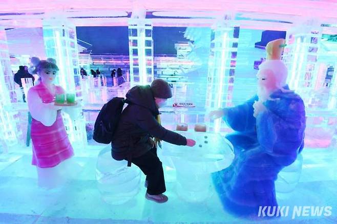 화천읍 하리 서화산 다목적광장내(산천어시네마 옆)에 위치한 '세계 최대 실내 얼음조각 광장' 산천어 축제와 자매결연을 맺은 중국 하얼빈 빙등제의 중국 조각기술자 30여명이 &nbsp;1개월여에 거쳐 조각한 30종의 작품을 선보이고 있다.