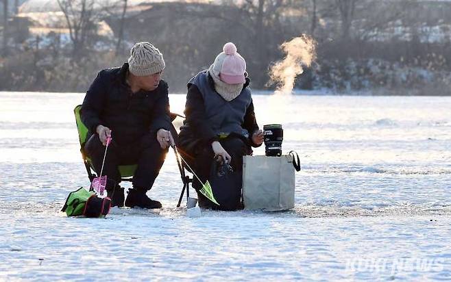 춘천시 사북면 지촌리에서 빙어낚시를 즐기는 한 부부가 따뜻한 차를 끊이며 대화하고 있다.