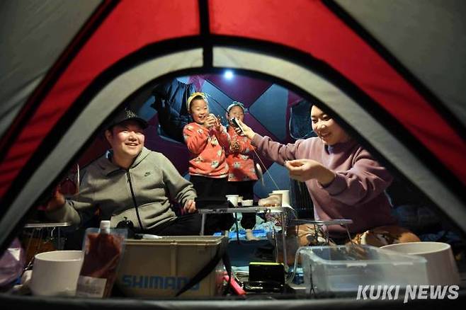 이천에서 빙어 밤낚시를 한 가족은 “낚시 뿐 아니라 캠핑을 즐겨 가족과 시간나는 대로 자주 다니는 편”이라며 “빙판 위에서 밤낚시는 정말 매력적이다. 딸들이 엄마와 아빠 중 누가 잘 잡나 지켜보고 있어 조금은 경쟁심이 생긴다.”며 밝게 웃었다.