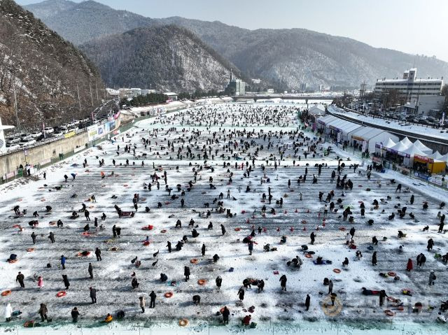 8일 강원도 화천군에서 개막 이틀째를 맞은 '2023 얼음나라 화천산천어축제'(산천어축제)가 산천어 낚시를 즐기는 관광객들로 북적이고 있다.