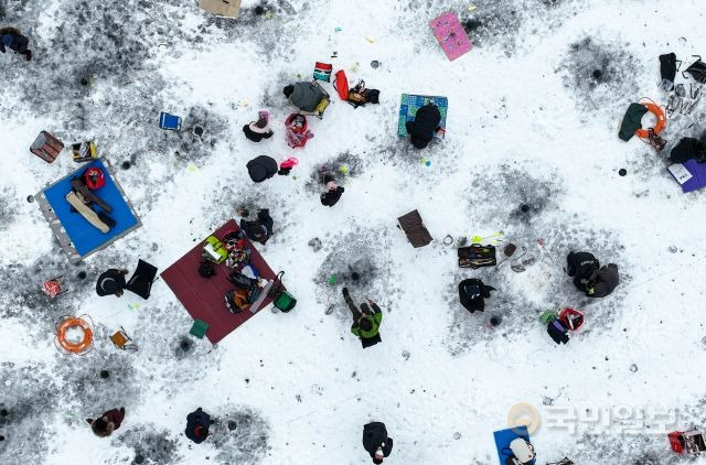 8일 강원도 화천군에서 개막 이틀째를 맞은 '2023 얼음나라 화천산천어축제'(산천어축제)가 산천어 낚시를 즐기는 관광객들로 북적이고 있다.