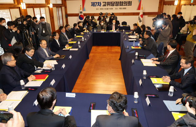 8일 오후 국회 사랑재에서 열린 고위당정협의회. 연합뉴스