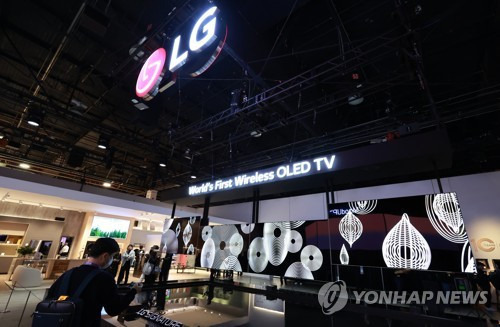 LG전자가 CES 2023 전시관에 전시한 세계 최초 무선 올레드 TV. 사진=연합뉴스