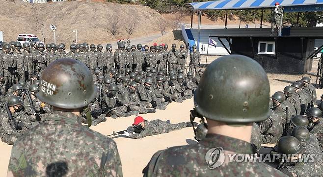 교육 집중 (창원=연합뉴스) 김동민 기자 = 해군병 688기 훈련병이 4일 오후 경남 창원시 진해구 해군교육사령부에서 3주 차 각개전투 훈련에 앞서 총기 파지법 등을 조교에게 배우고 있다. 2023.1.4 image@yna.co.kr