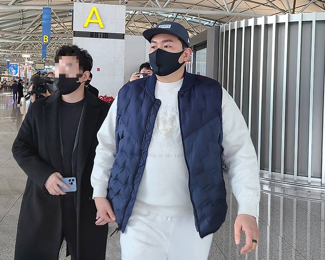 출국 전 인터뷰 장소에 들어서는 최지만 [홍규빈 촬영]