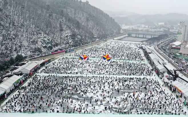 '2023 얼음나라 화천 산천어축제' 개막 첫날 인파 [연합뉴스 자료사진]