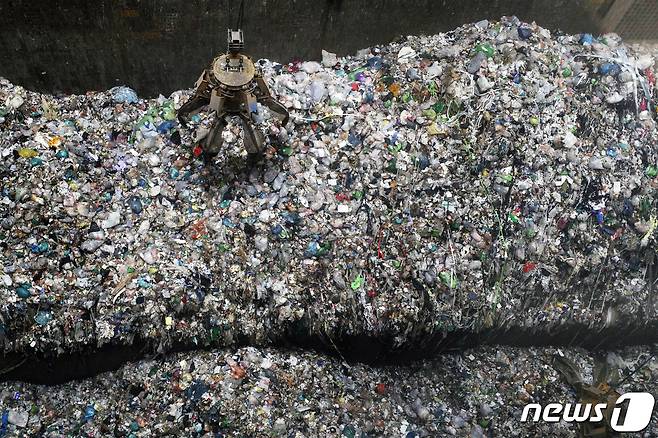 서울 마포구 마포자원회수시설 쓰레기 크레인조정실에서 폐기물이 소각로로 옮겨지는 모습. (뉴스1DB) ⓒ News1 황기선 기자