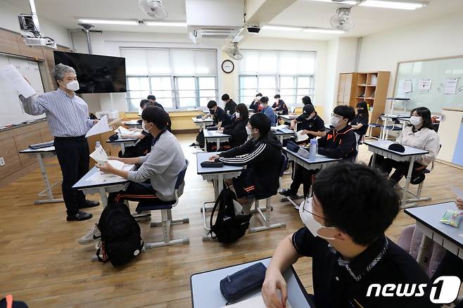 전국 학교 등교 확대가 적용된 6일 오전 서울 송파구 풍성중학교에서 학생들이 2학기 가정통신문을 배부받고 있다. 2021.9.6/뉴스1 ⓒ News1 조태형 기자