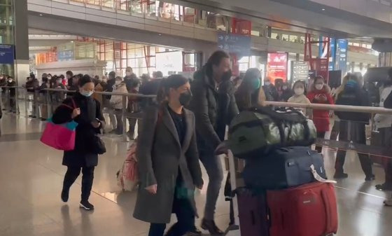 8일 베이징 서우두 공항 입국장에 시설 격리 없이 들어서는 방문객들. 박성훈 특파원