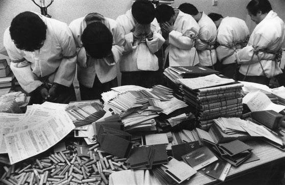 1990년대 들어 신용카드 발급이 확대되면서, 신용카드 부정발급으로 은행 관계자들이 구속되는 일도 있었다. 사진은 1990년 서울 남부지검이 상업은행과 제일은행 관계자들이 무자격신청인 약 600명에게 카드를 부정발급해 특정경제범죄가중처벌법위반으로 기소한 사건. 중앙포토