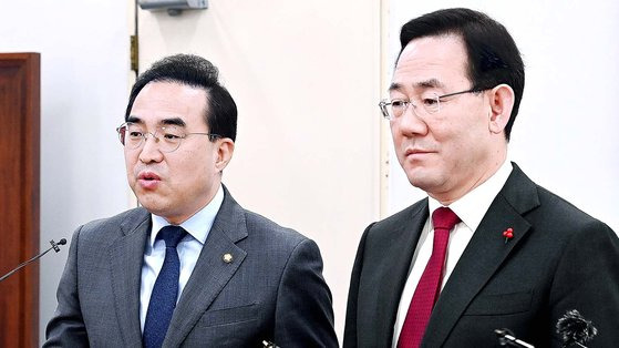 주호영 국민의힘 원내대표(오른쪽)와 박홍근 더불어민주당 원내대표가 5일 오전 서울 여의도 국회 운영위원장실에서 회동을 마친 후 이태원 참사 국정조사 기간을 1월 17일까지 연장합의 했다고 발표하고 있다. 김성룡 기자