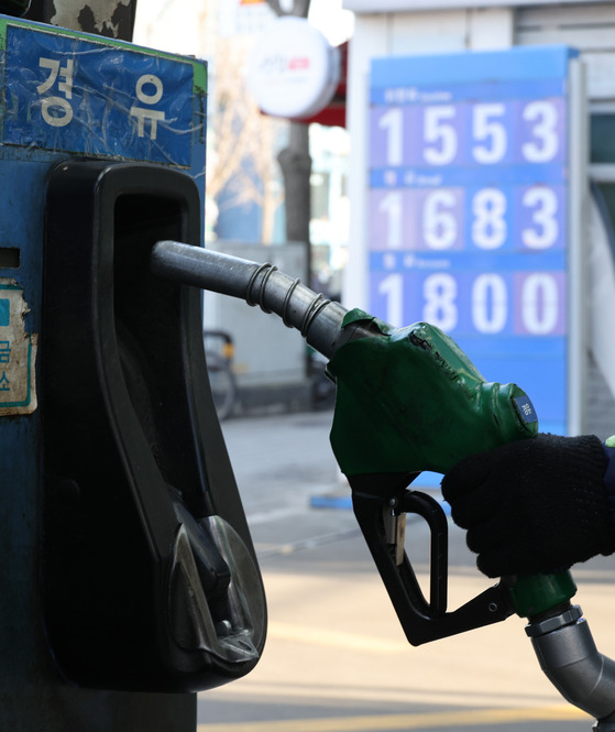 A gas station in Seoul sells diesel for 1,683 won ($1.35) per liter on Monday. The average diesel price nationwide was 1,699.8 won per liter on Monday, down 2.68 won compared to the day before, according to Opinet, the Korea National Oil Corporation’s oil price management system, and the first time in 10 months the average price went below 1,700 won. [YONHAP]