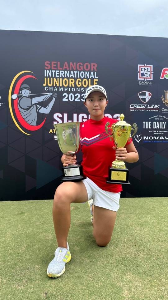 여자 개인전과 단체전에서 우승을 차지한 박예지.