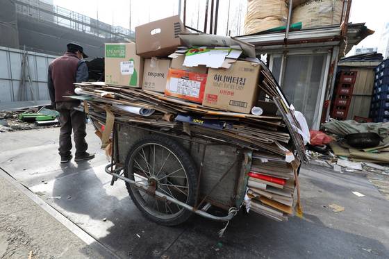(대구=뉴스1) 공정식 기자 = 10일 오전 대구의 한 고물상에서 손수레에 폐지를 싣고 온 노인이 무게를 달고 있다. 노인이 오전 4시간 넘게 수집한 폐지는 190㎏ 정도로 2만원에 미치지 못했다. 폐지 1㎏당 가격은 100원 선.   고물상 주인은 "코로나19 장기화로 폐지를 줍는 사람이 많이 늘어났다"며 "서민경제가 지난 1997년 IMF 외환위기 때보다 어려워져 거리에 빈 병이나 폐지가 보이지 않을 정도"라고 말했다. 2022.3.10/뉴스1