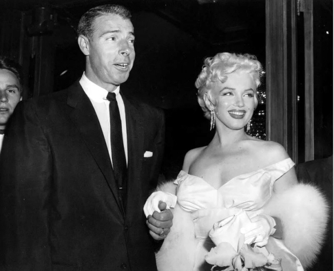 1955년 6월 할리우드 섹시 스타 메릴린 먼로가 메이저리그의 강타자 조 디마지오와 함께 극장에 들어서고 있다. 두 사람은 1954년 1월 14일 결혼해 9개월 뒤 이혼했다.  AP 연합뉴스