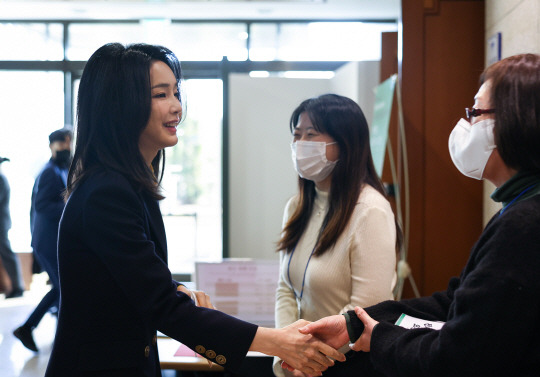 윤석열 대통령 부인 김건희 여사가 9일 청와대 춘추관에서 열린 ‘청와대 춘추관 문학특별전시회’를 찾아 이상, 염상섭, 현진건, 윤동주 등 근현대 문인들의 대표작품을 살펴본 뒤 직원들과 인사하고 있다. 대통령실 제공