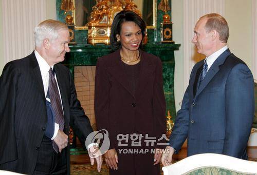 푸틴(우측)과 만나는 라이스(가운데) 전 미 국무장관, 게이츠 전 국방장관 [EPA 연합뉴스 자료사진. 재판매 및 DB 금지]