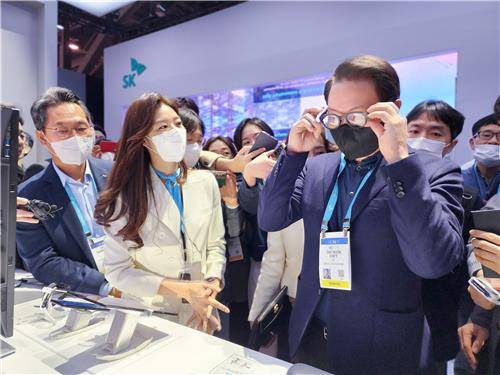 CES 2023에 참가한 최태원 SK그룹 회장 (서울=연합뉴스) 6일 미국 라스베이거스에서 열린 'CES 2023'에서 SK그룹 최태원 회장이 부스에 방문해 SK바이오팜의 웨어러블 디바이스인 '제로 글래스'를 직접 체험하고 있다. 2023.1.6