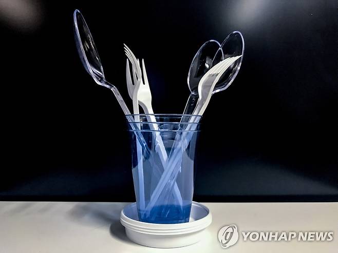 일회용 플라스틱 포크와 숟가락 [EPA=연합뉴스 자료사진]