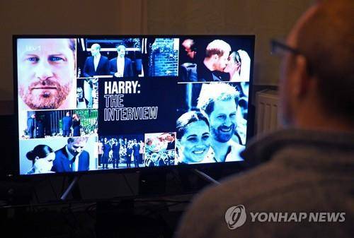 해리 왕자 방송 지켜보는 시청자 [AFP=연합뉴스 자료사진]