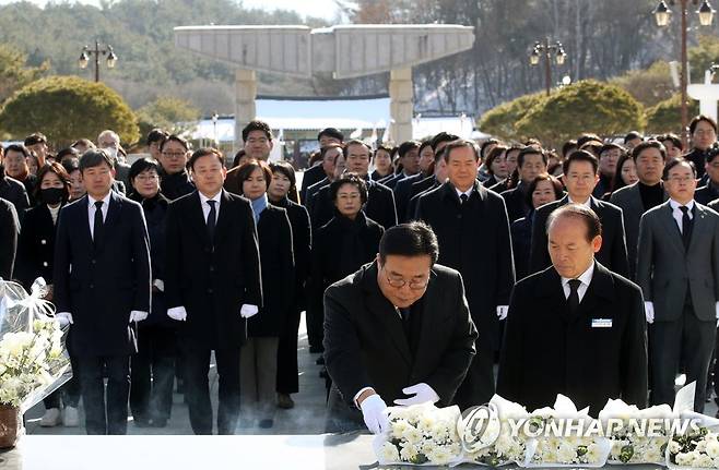 5·18묘지 새해 참배하는 민주당 광주시당 (광주=연합뉴스) 조남수 기자 = 더불어민주당 광주시당 국회의원과 당직자들이 2일 오전 광주 북구 운정동 국립 5·18민주묘지에서 참배하고 있다. 2023.1.2 iso64@yna.co.kr